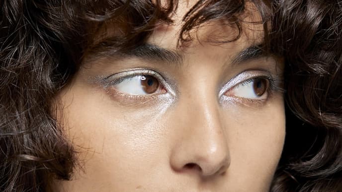Lidschatten haltbar machen Frau mit silbernem Lidschatten