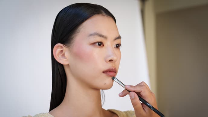 Was die Make-up-Trends 2026 für uns bereithalten? Wir verraten es dir. Frau wird geschminkt