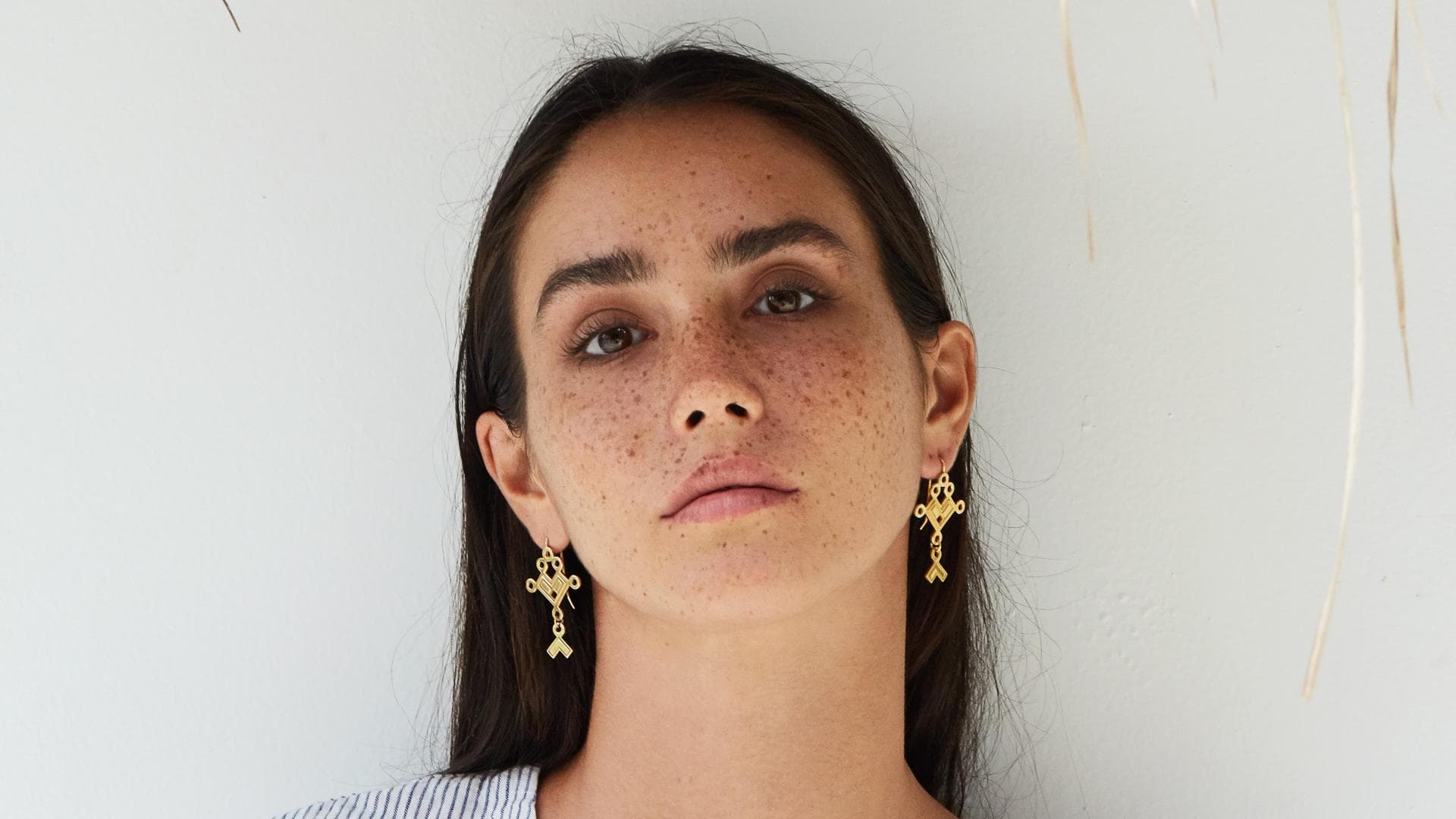 Frau mit Fake Freckles