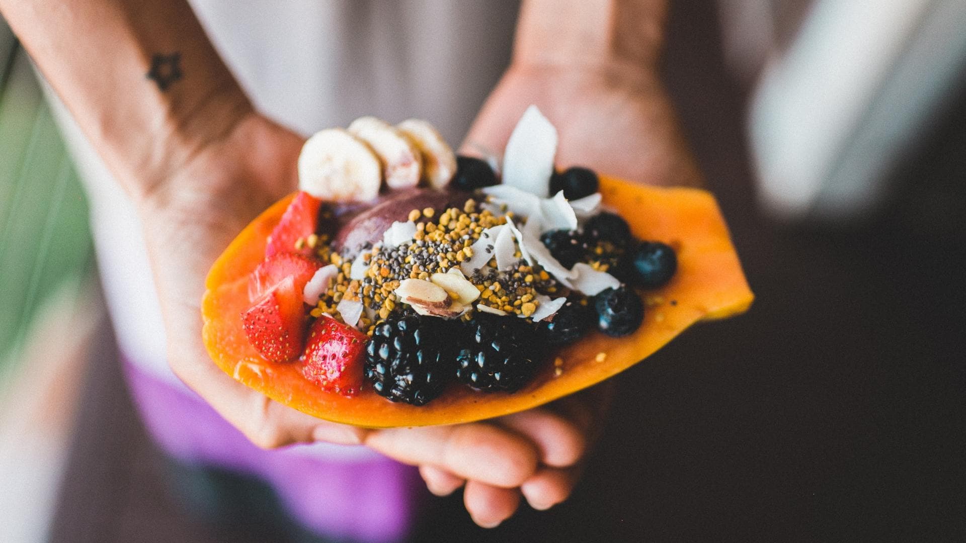 Sandwich aus Obst auf zwei Händen