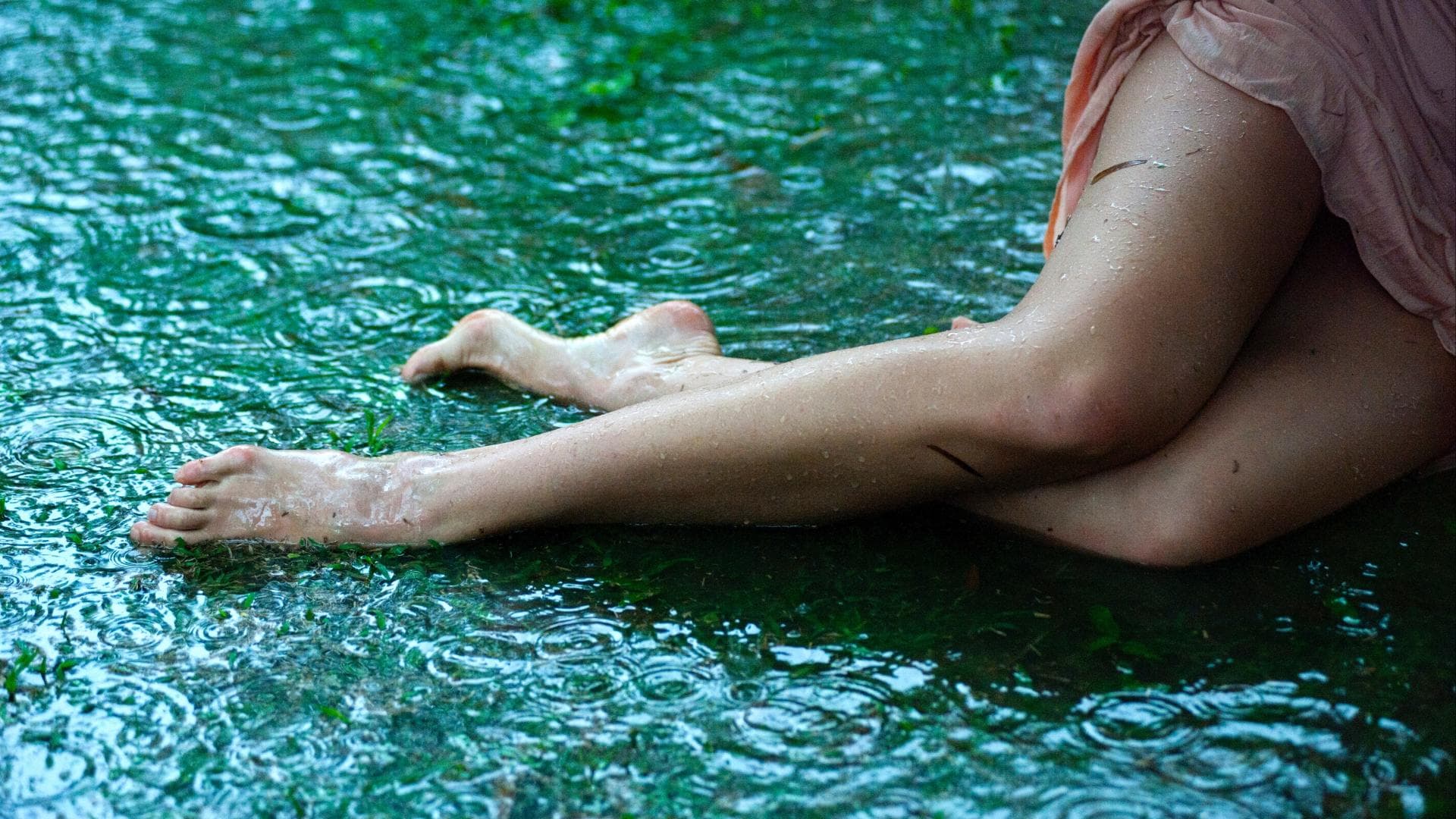 lange beine im wasser