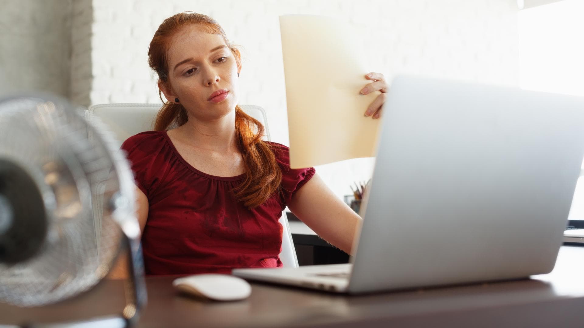 Frau im Büro bei Hitze