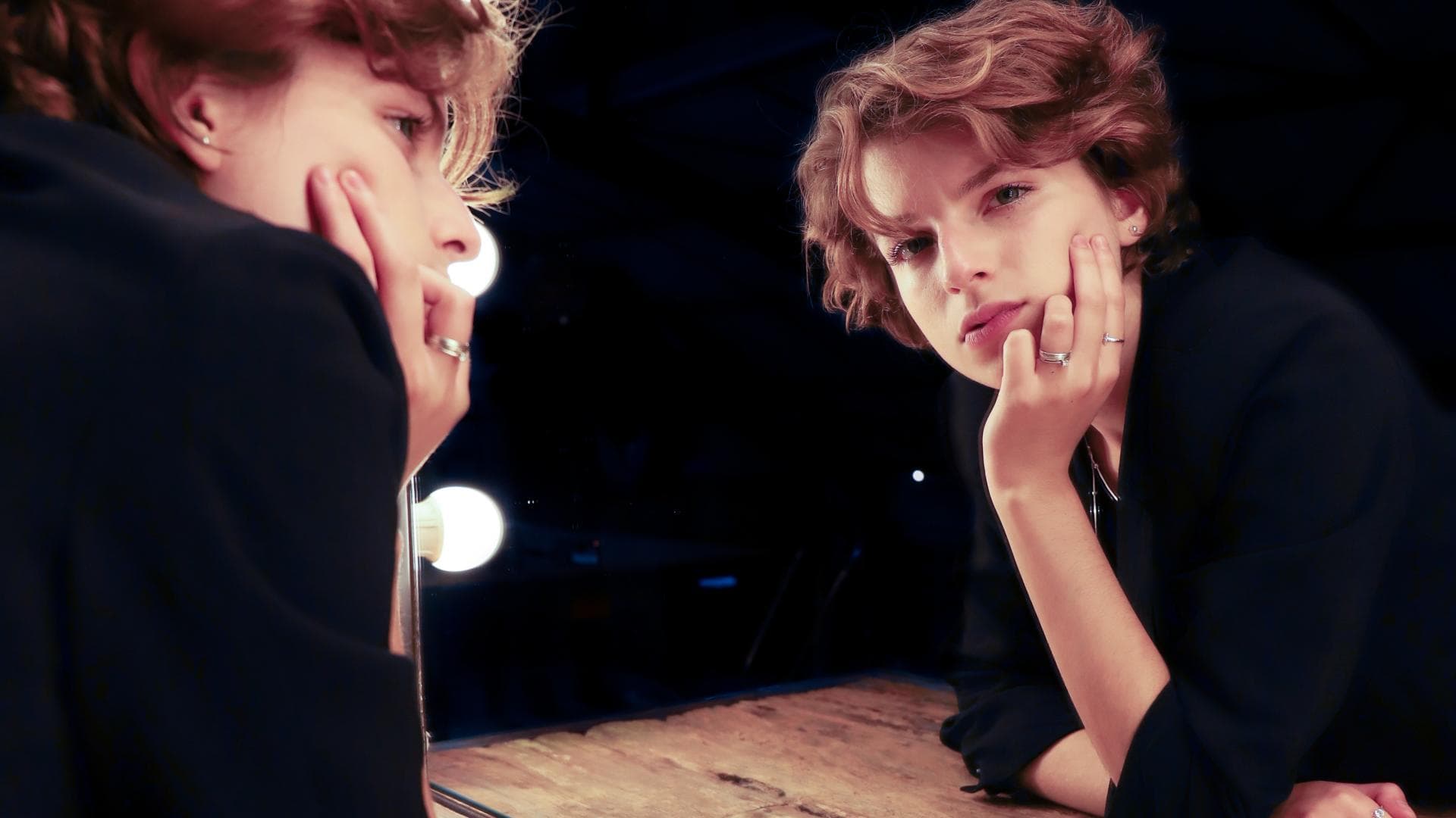 Frau guckt in den Spiegel