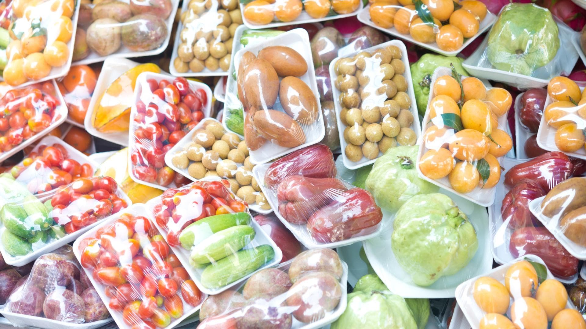 Gemüse in Plastikverpackung