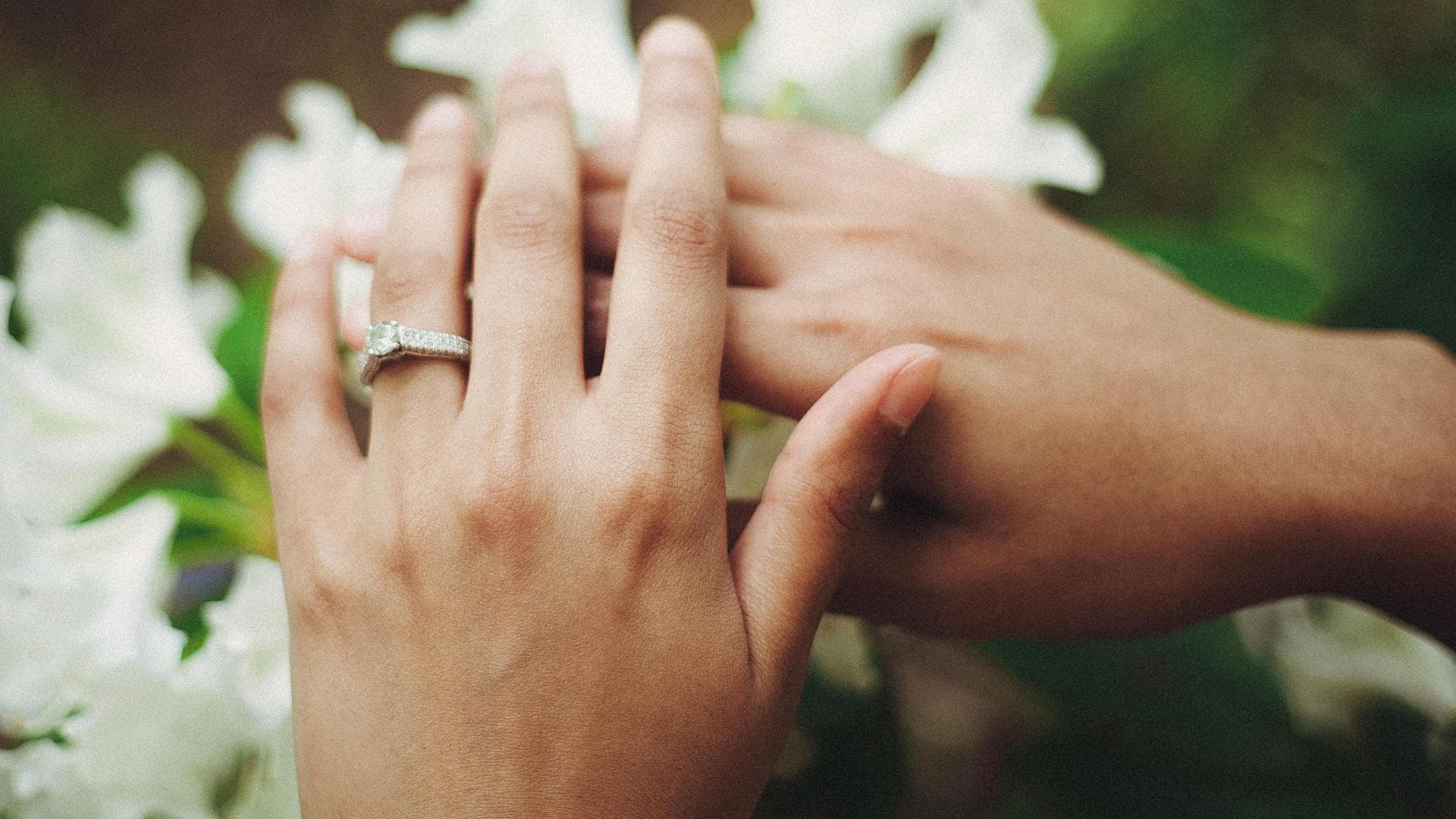 Hände mit einem Ring