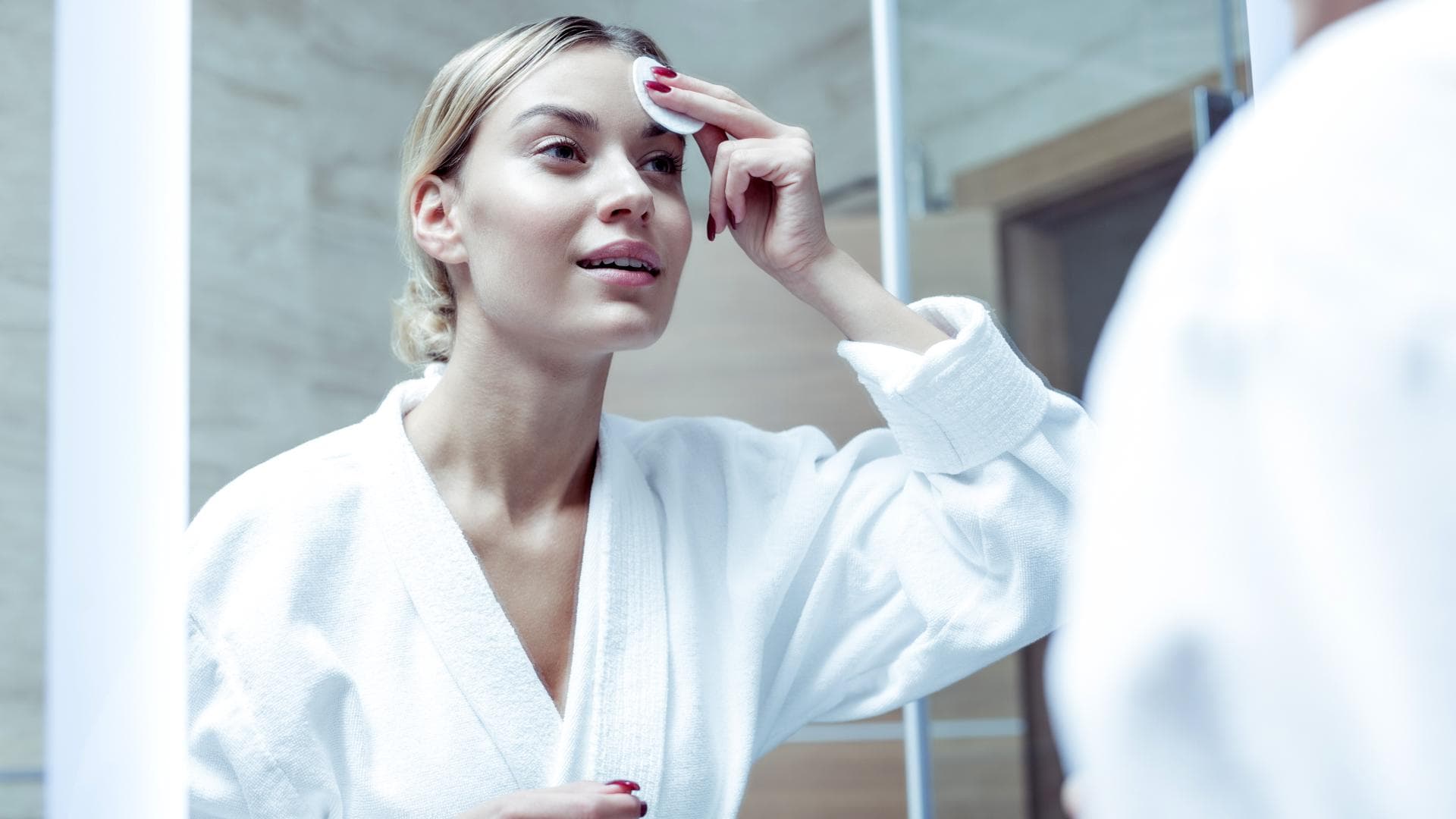 Blonde Frau beim Abschminken