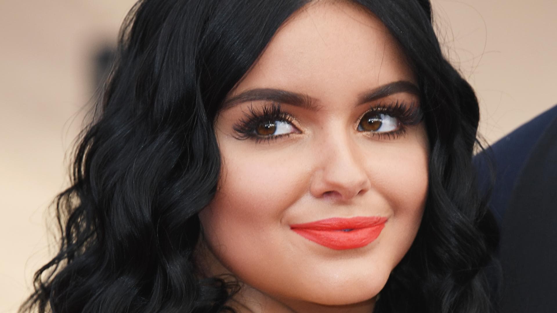 Ariel Winter mit schwarzen Haaren