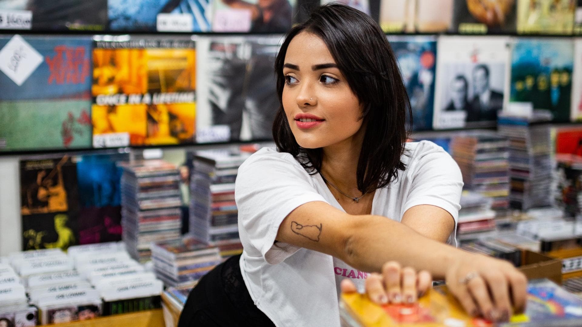 Frau lehnt sich auf CDs