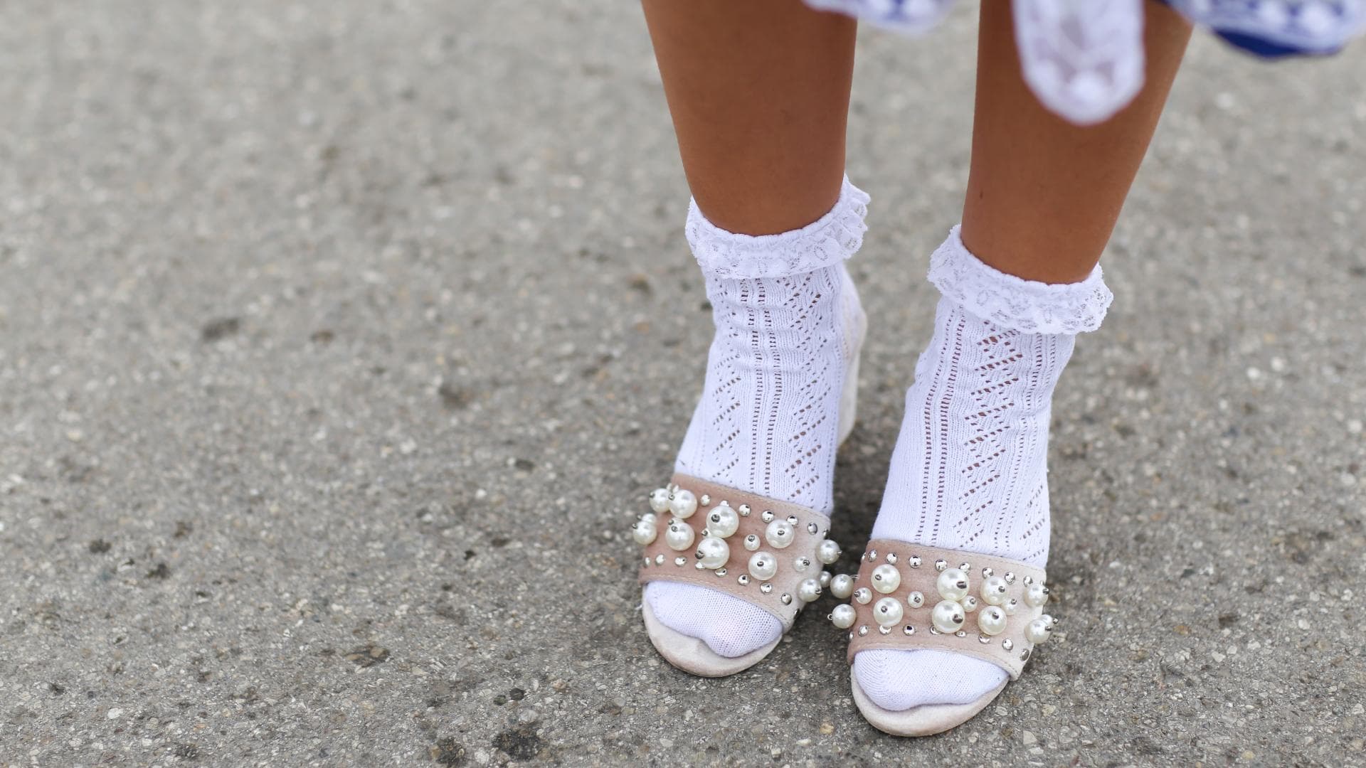 Dirndl mit Pantoletten und Söckchen