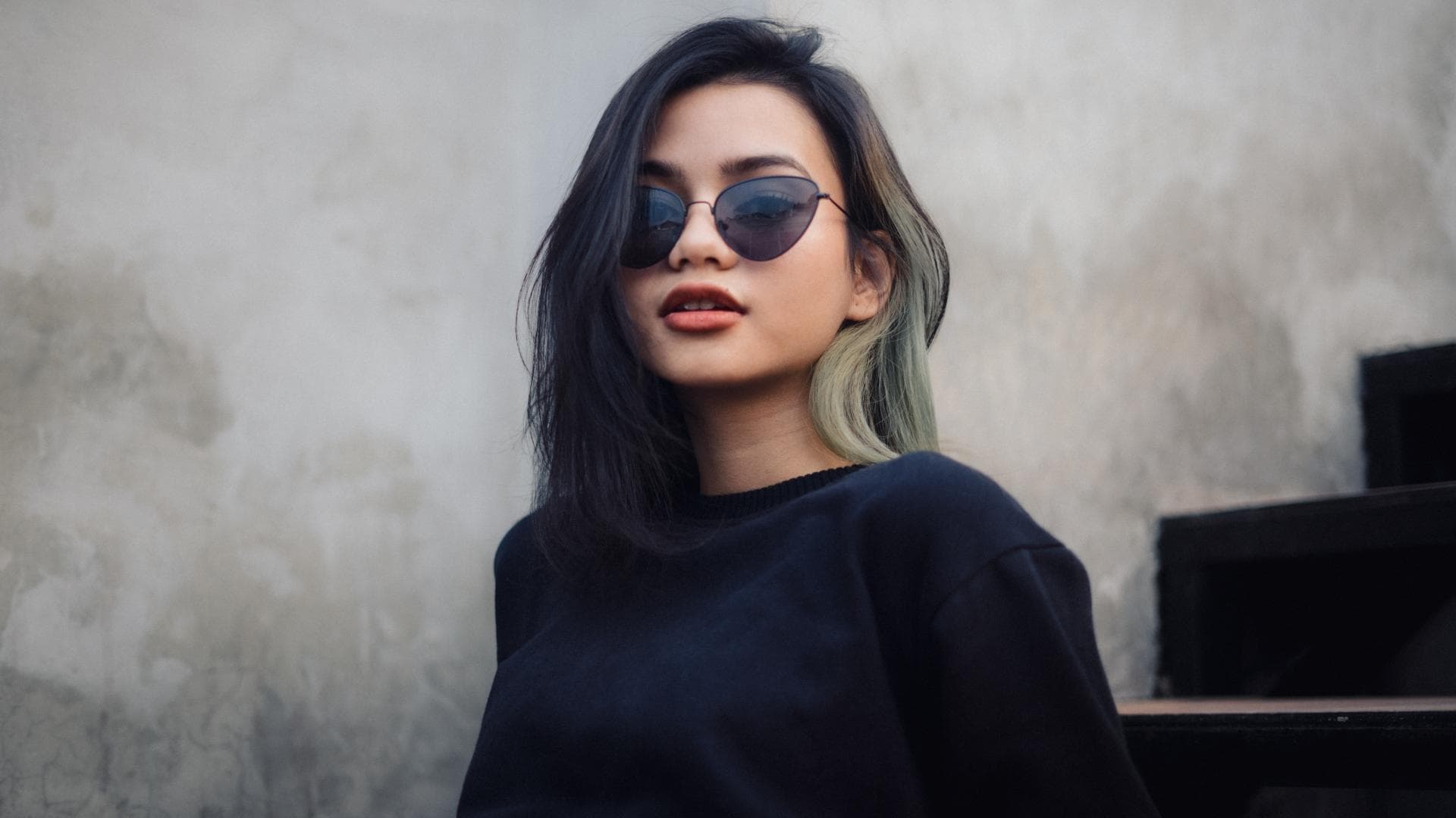 Frau mit Sonnenbrille auf Treppe