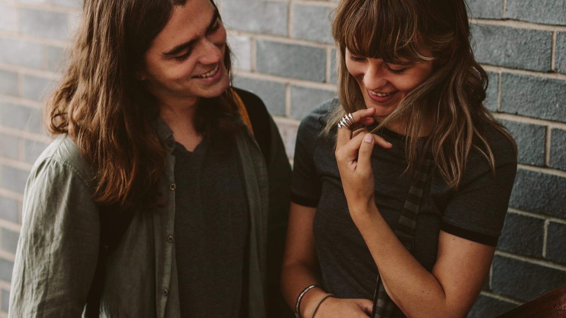 Mann und Frau flirten