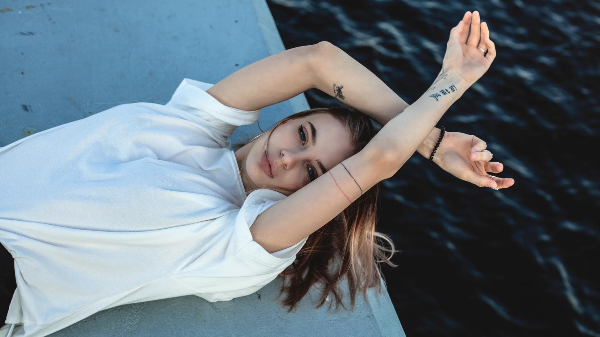 Frau liegt auf einer Brücke