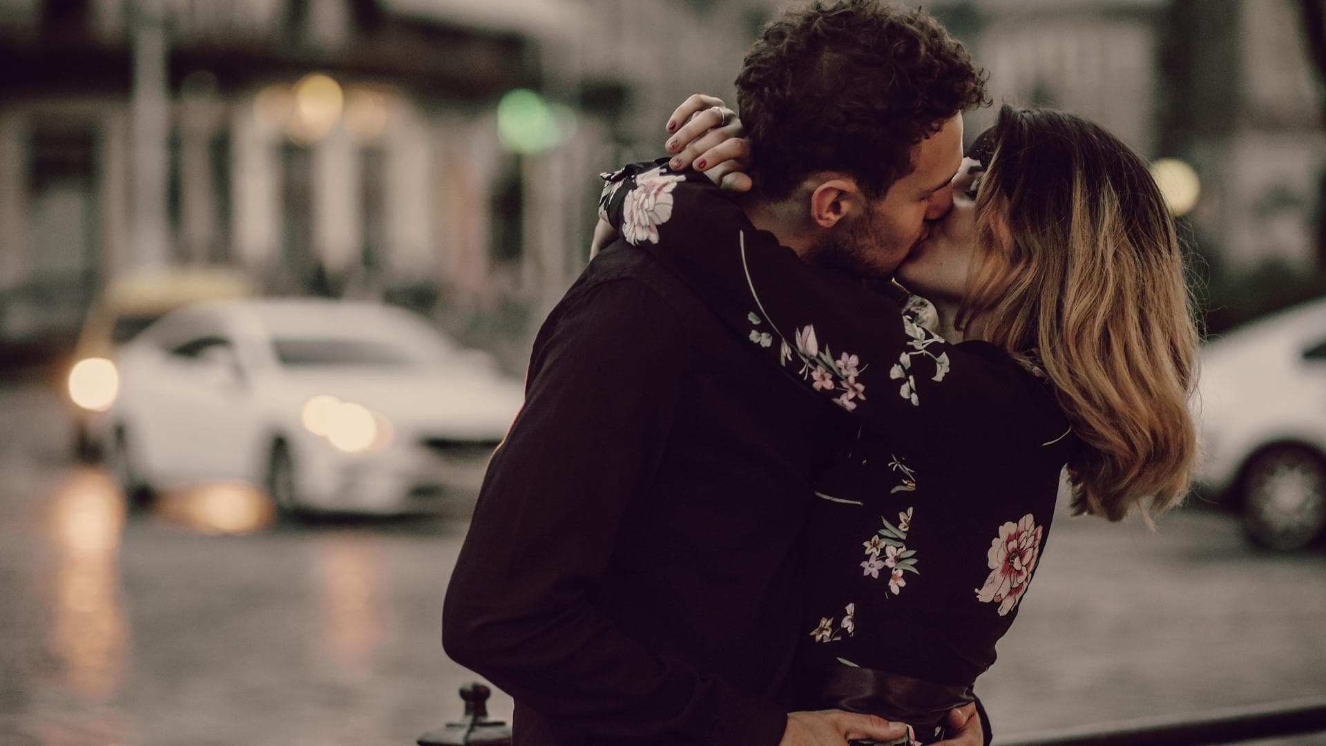 Mann und Frau küssen sich