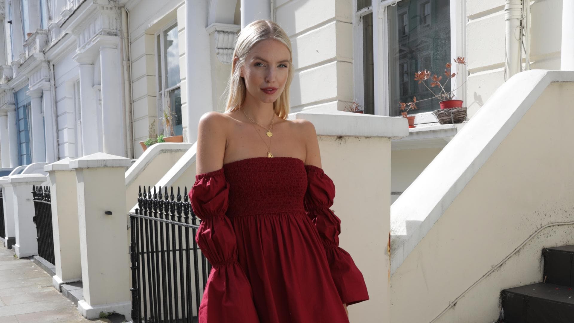 Leonie Hanne im dunkelroten Kleid 