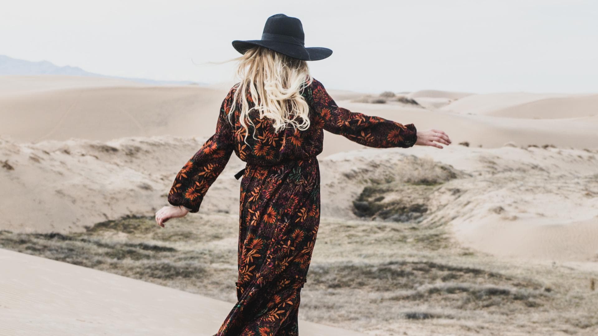 Horoskop: Frau läuft auf Sand