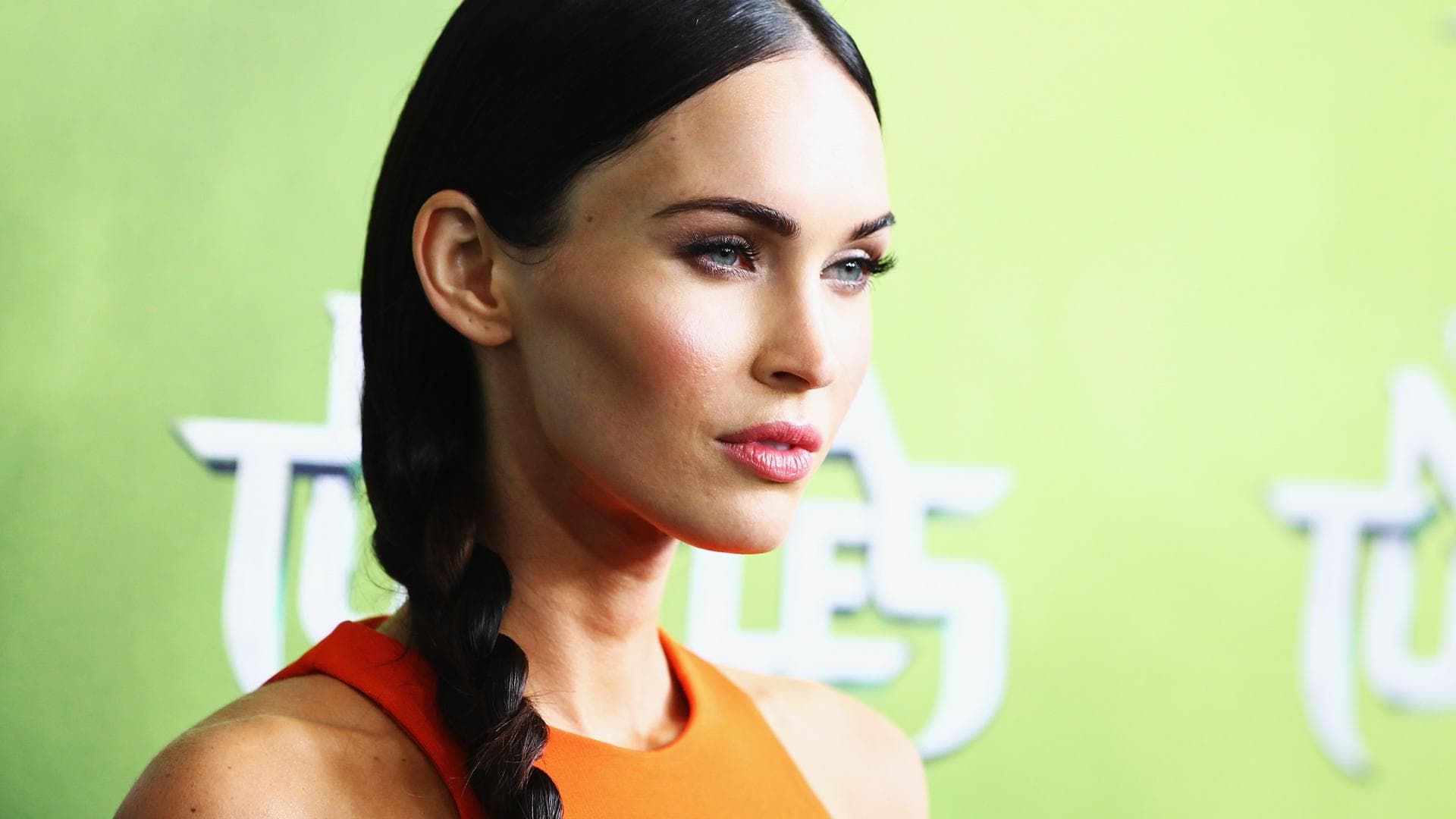 Megan Fox mit Flechtfrisur auf dem roten Teppich
