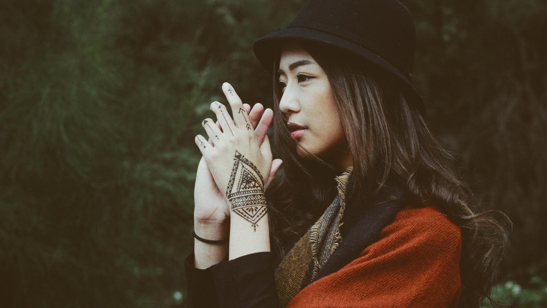 Frau mit Hut im Wald