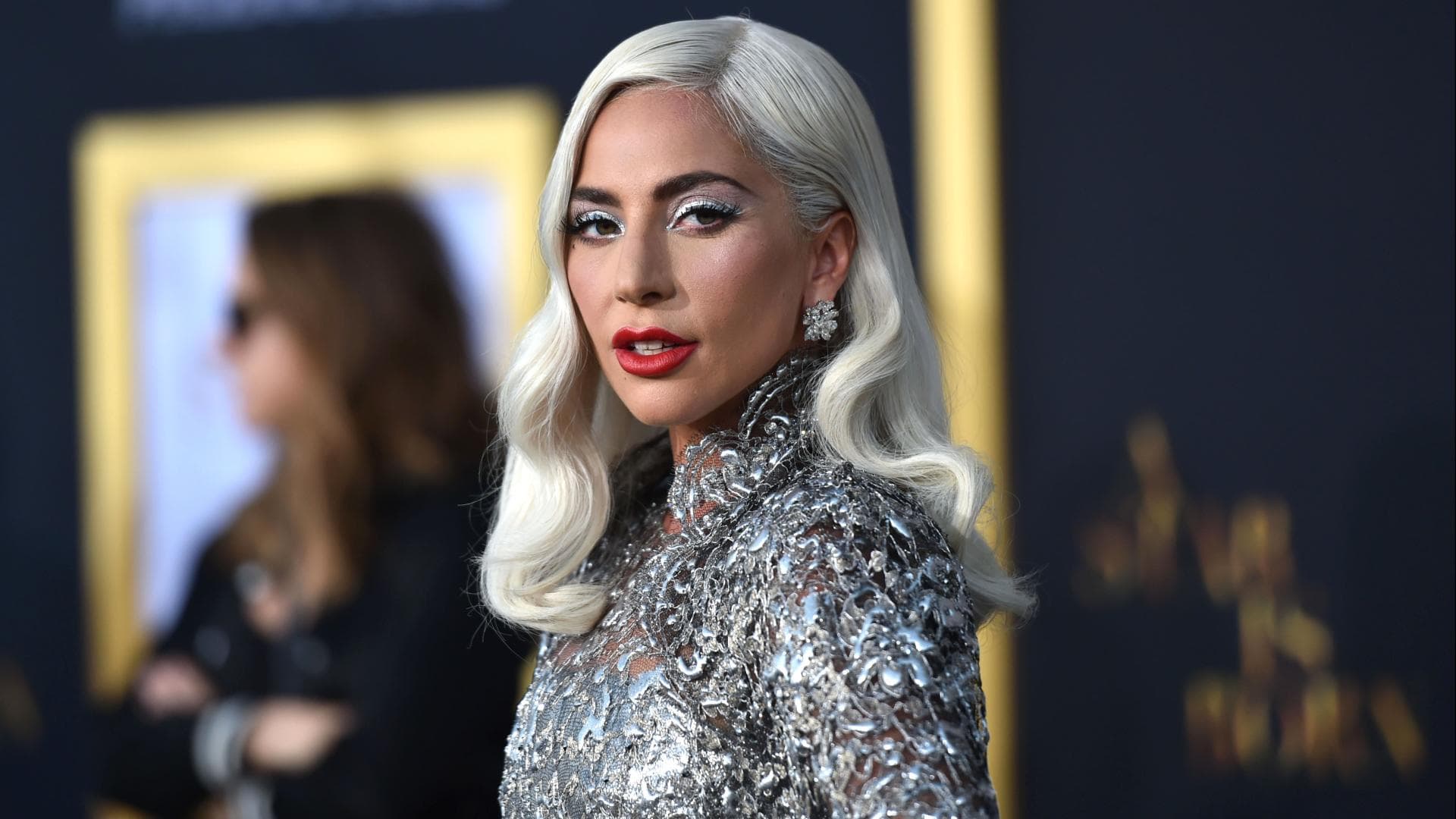 Lady Gaga in einem silbernen Kleid