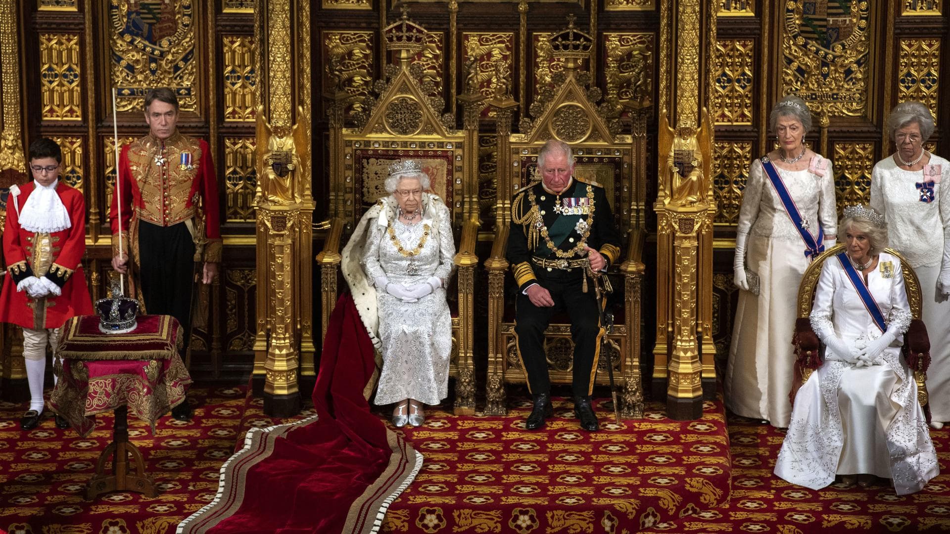 Queen Elizabeth und Prinz Charles im Parlament