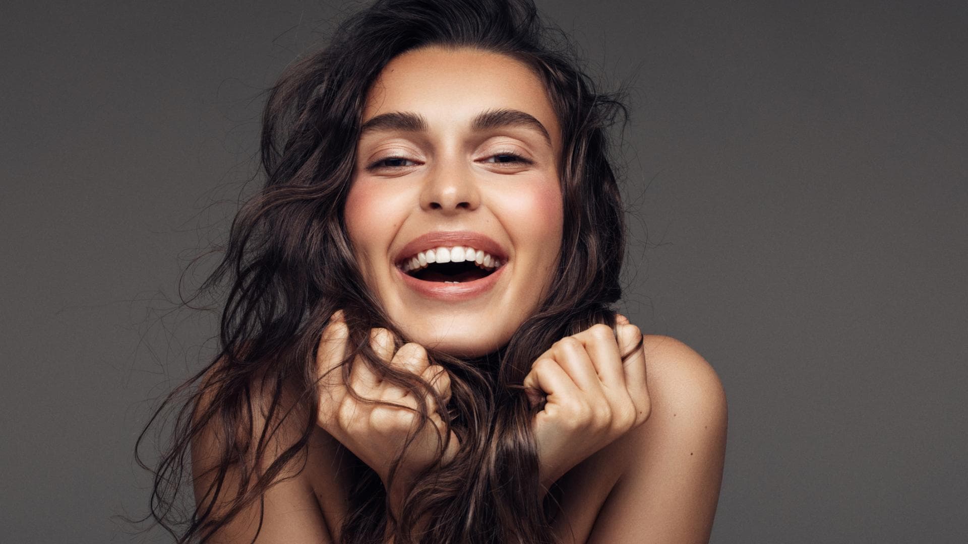 frau lachen weiße zähne