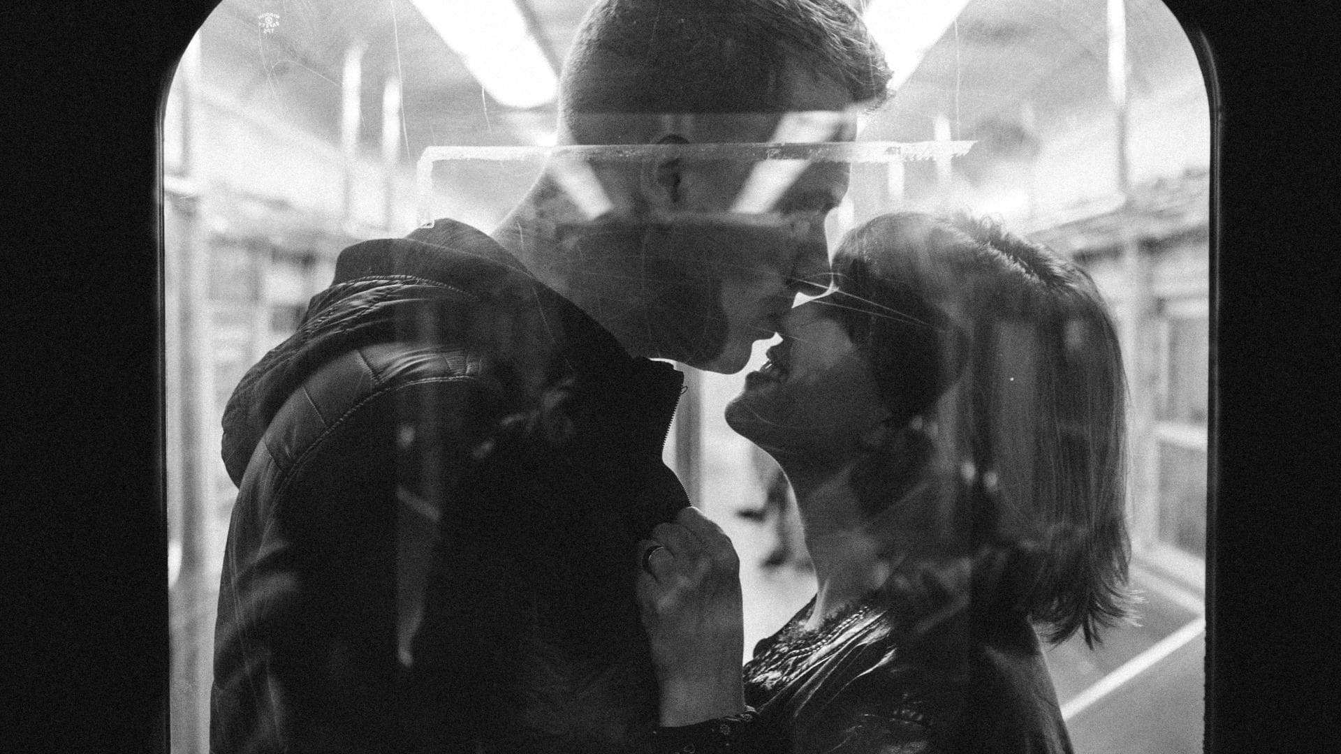 glückliches paar in der bahn