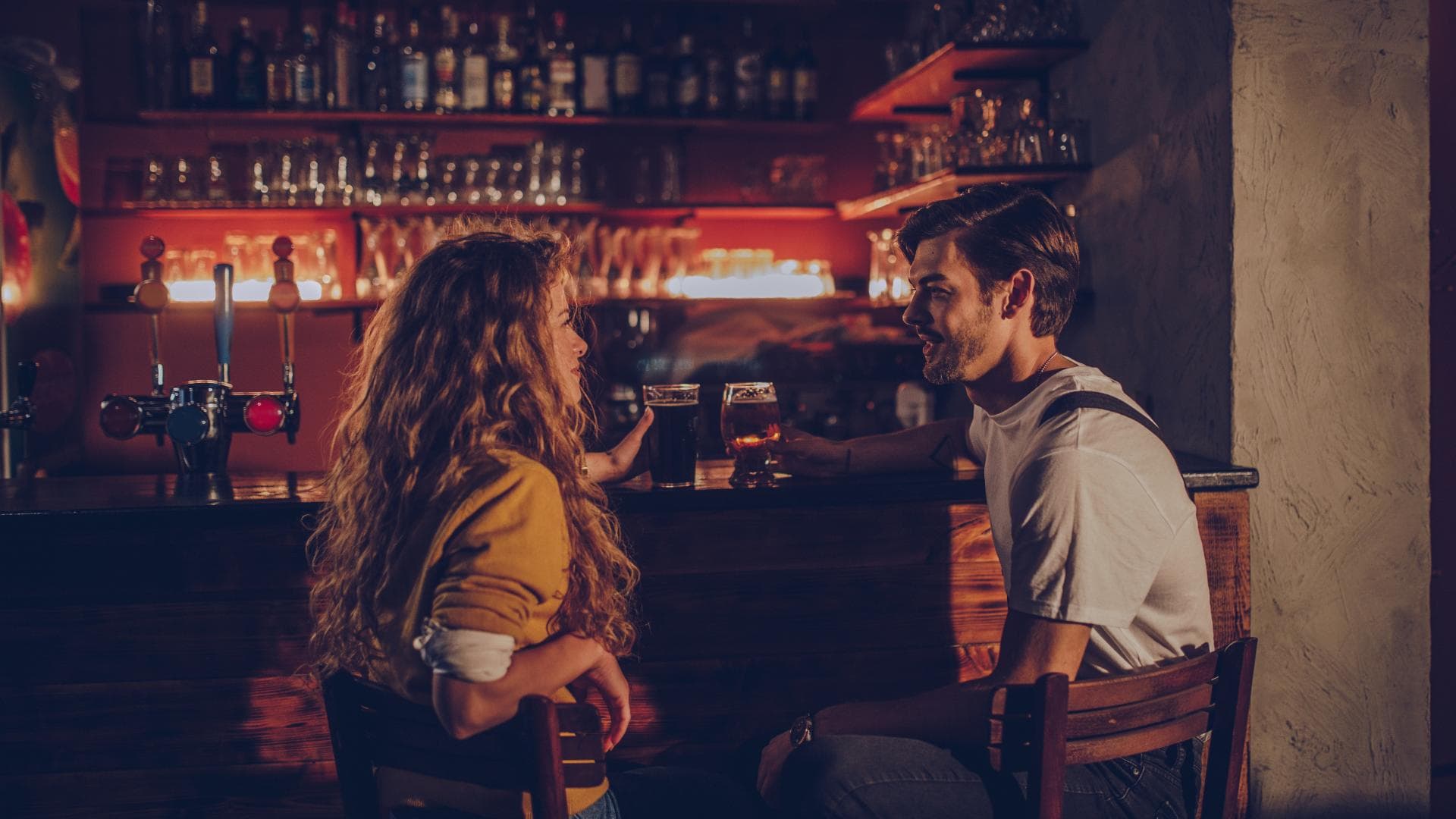 dating couple an der bar 