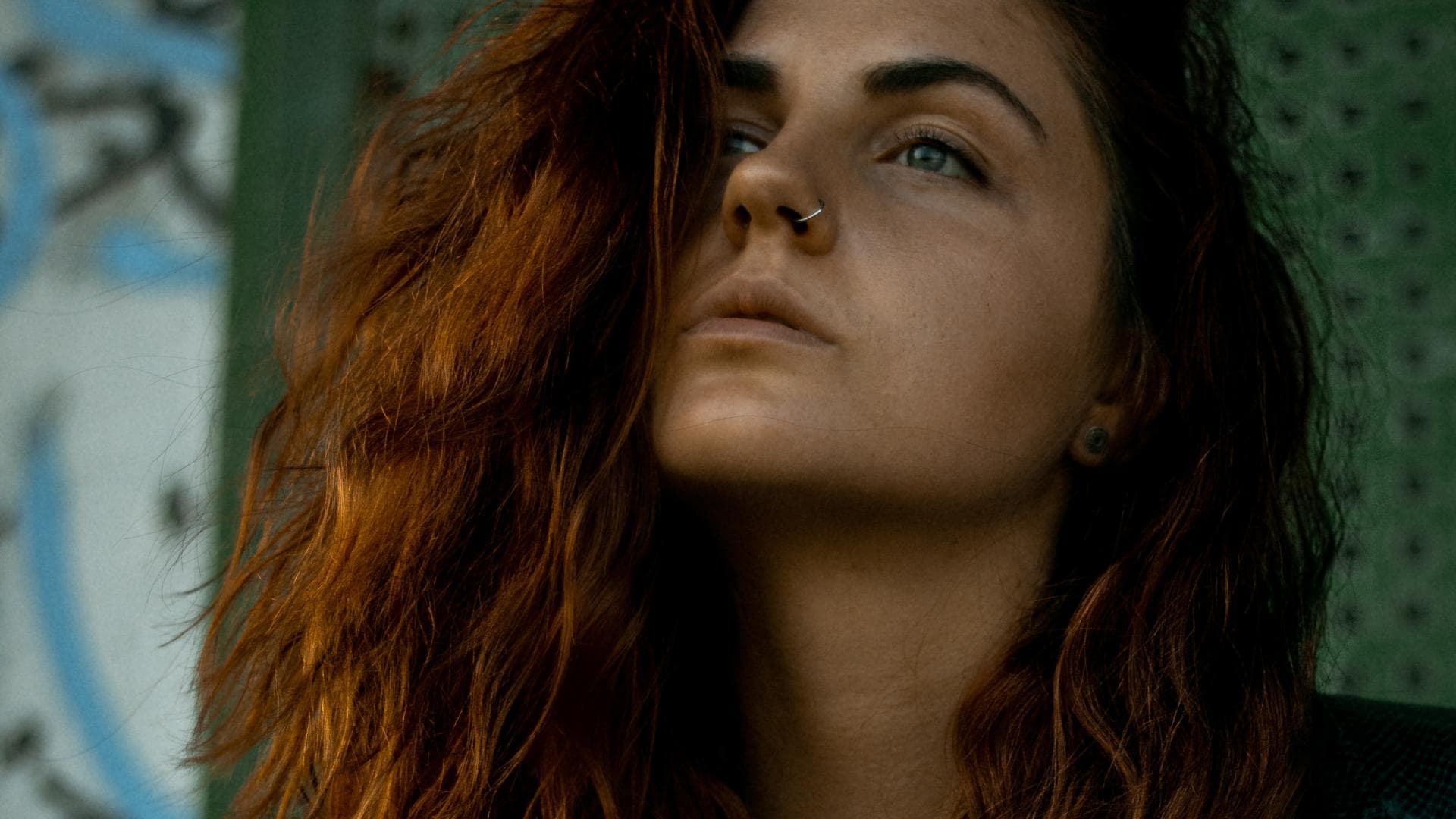 Frau schaut nach oben