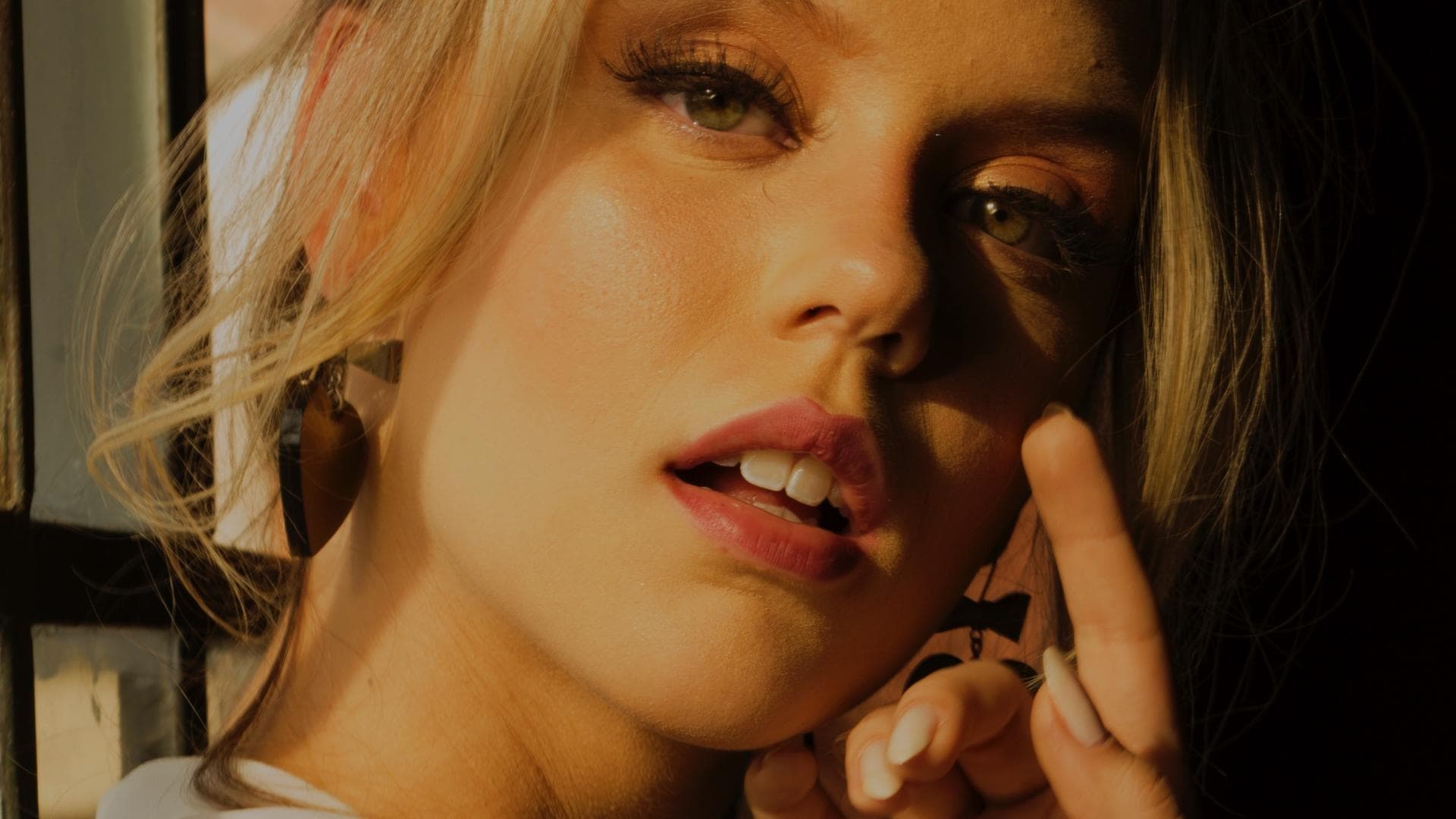 junge frau im sonnnlicht mund auf