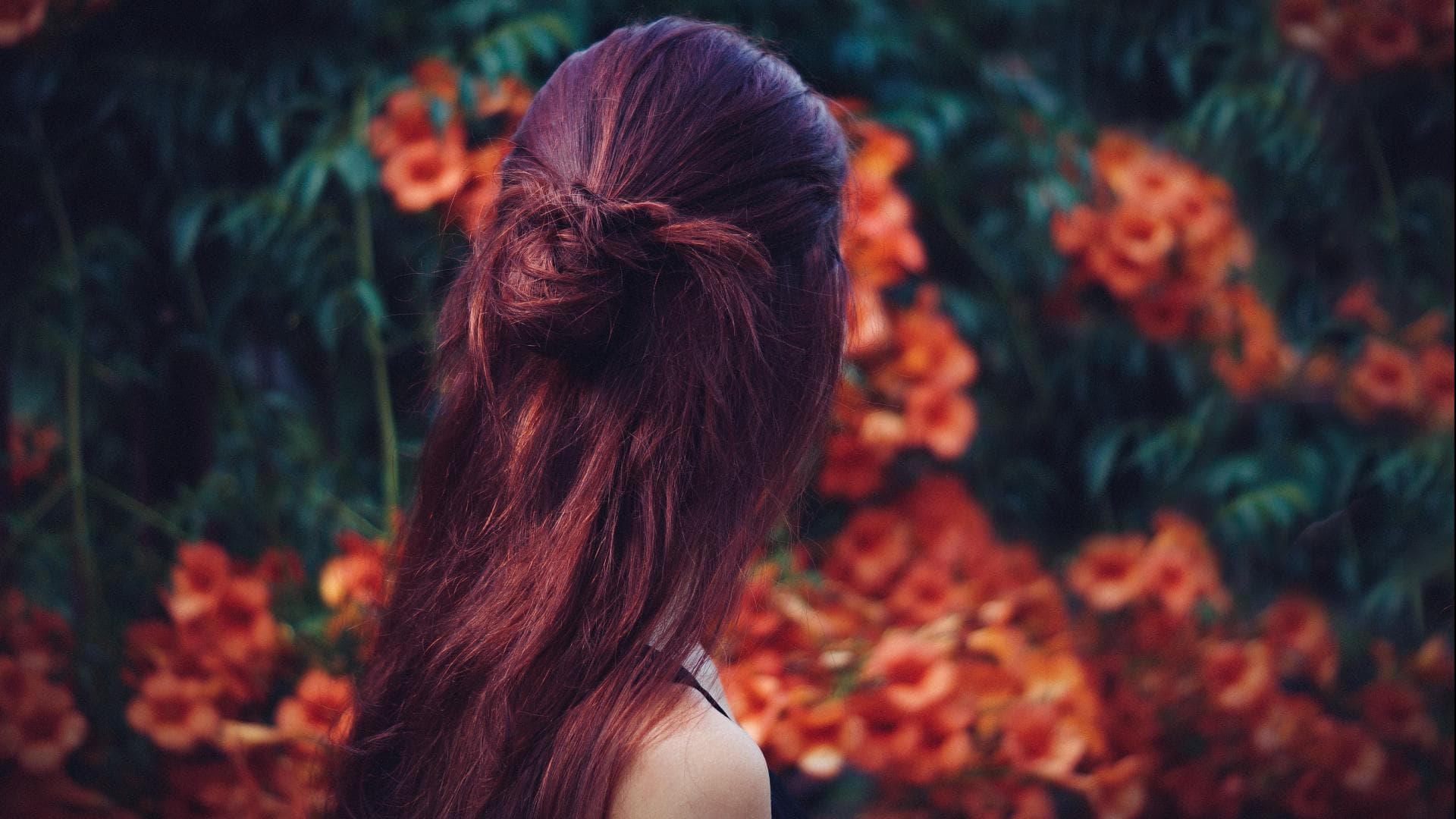 Mädchen von hinten mit roten Haaren