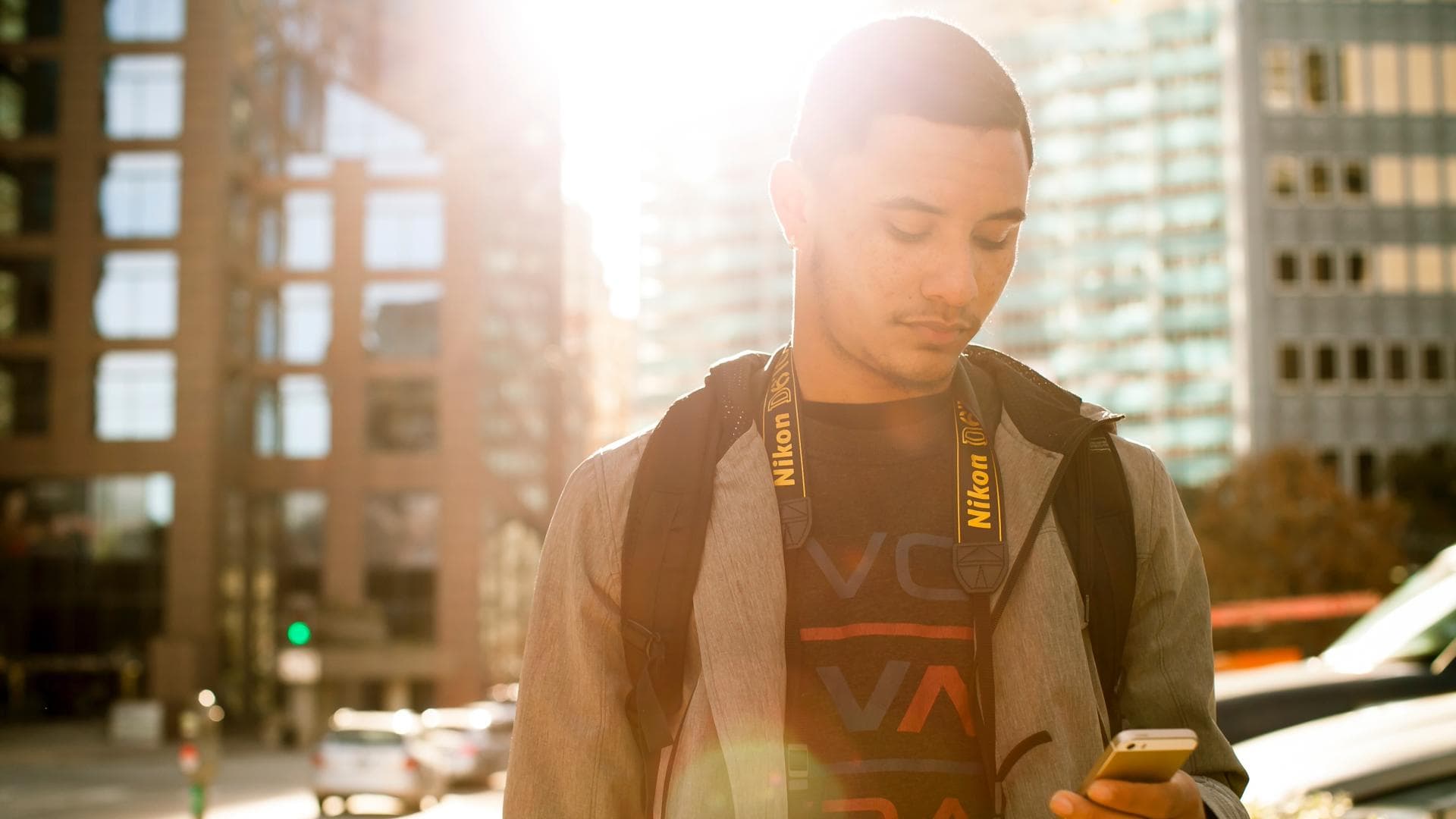 Mann mit Handy in der Hand