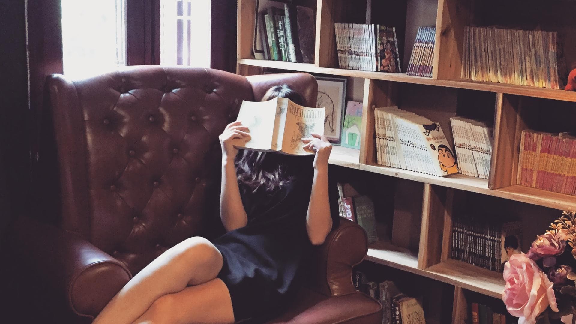 Mädchen mit Buch im Sessel