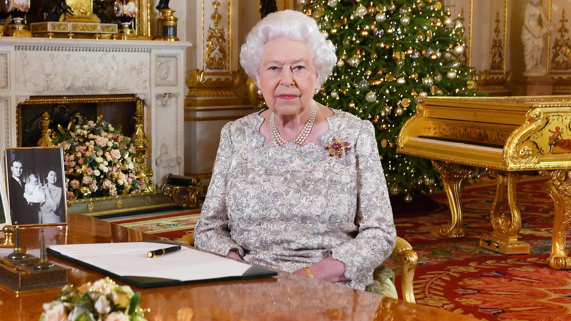 Queen Elizabeth vor Weihnachtsbaum