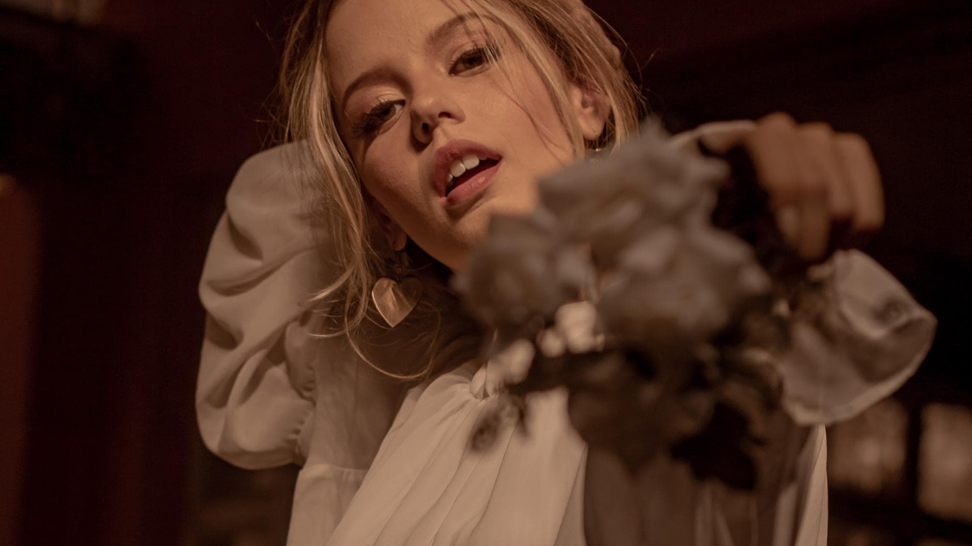 frau mit geflochtenen haaren 