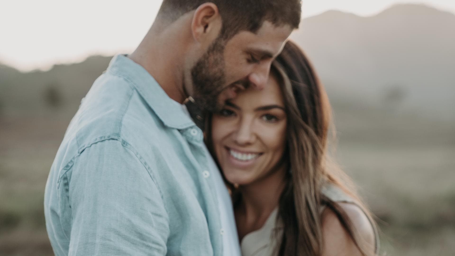 Liebespaar auf einer Wiese