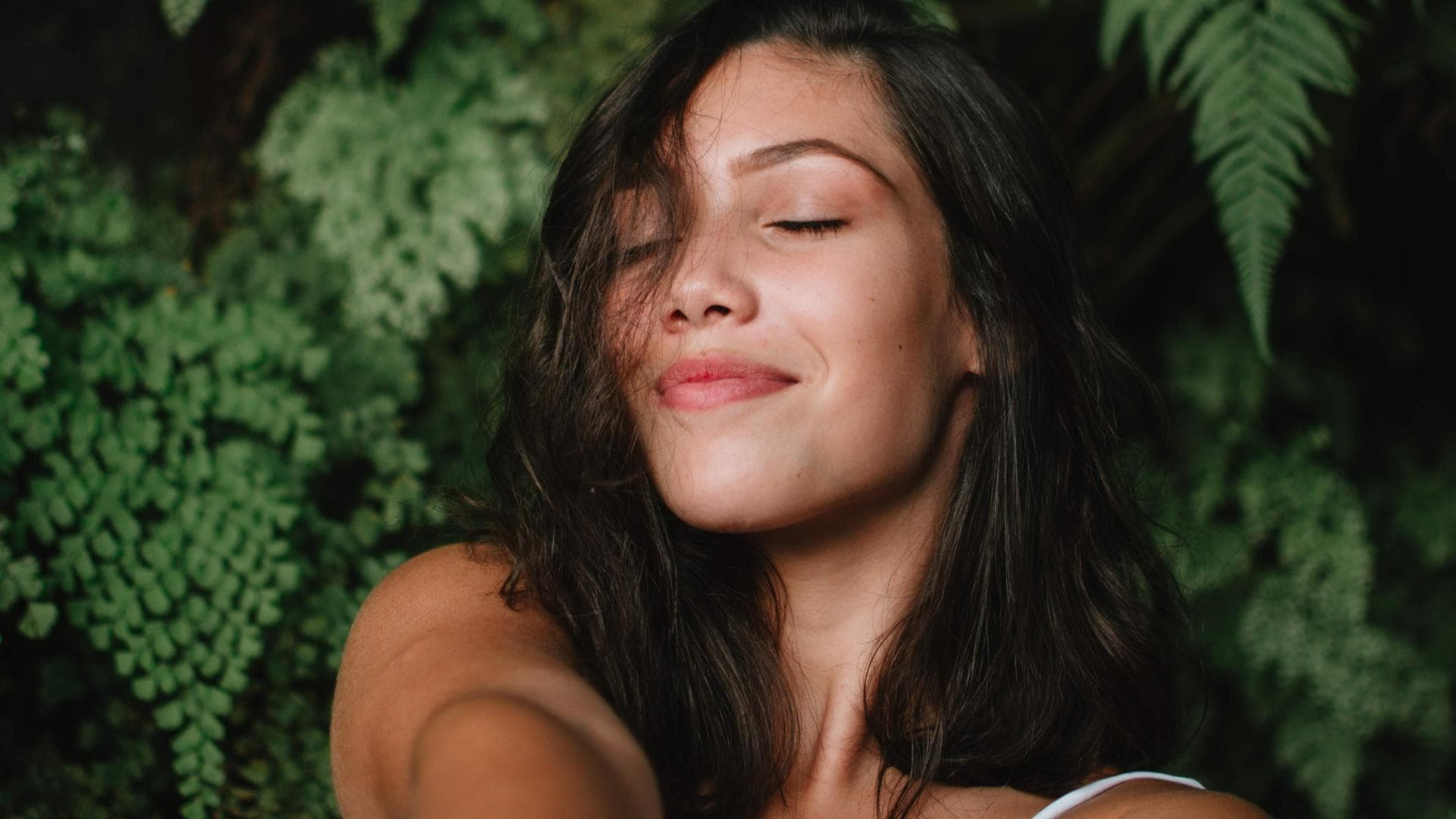 Frau mit strahlender Haut