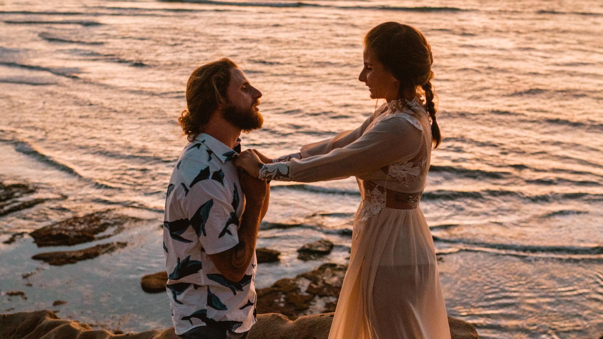 Heiratsantrag: Mann und Frau am Meer
