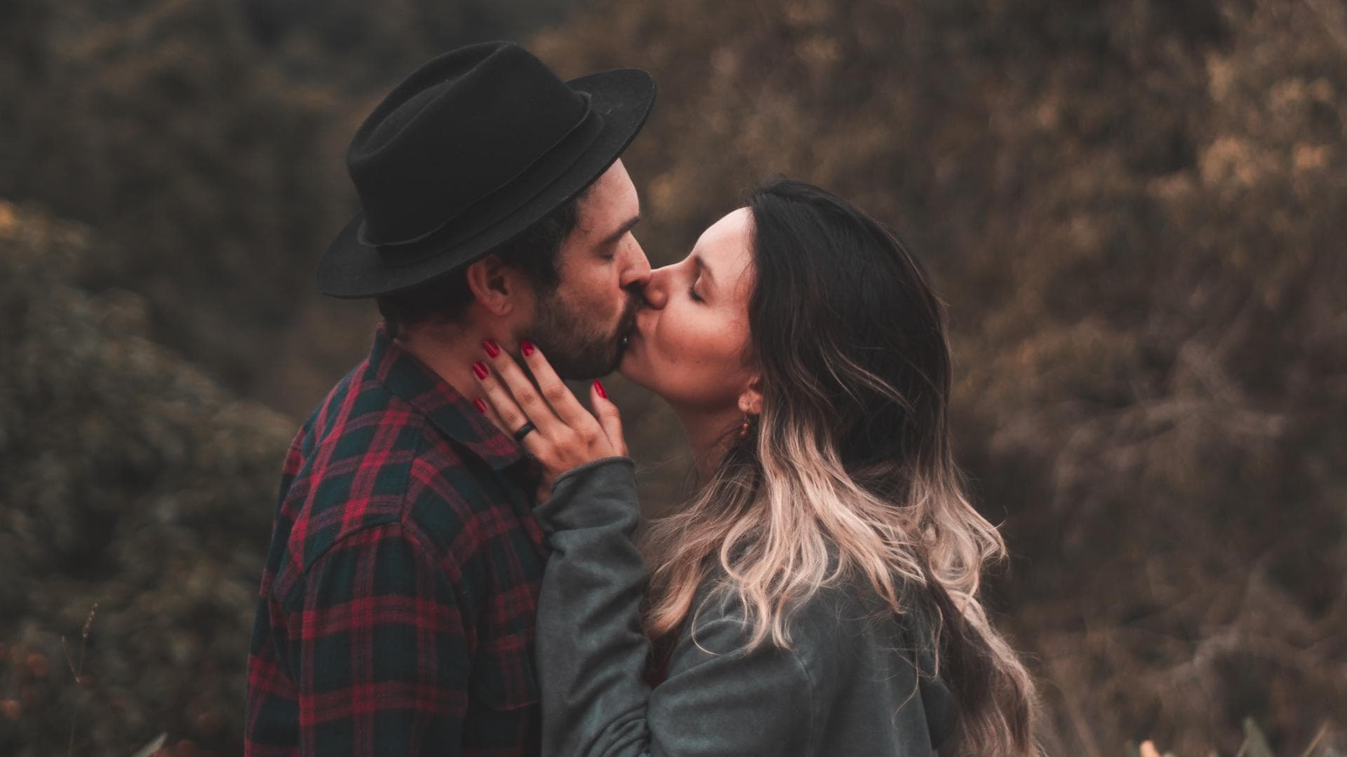 Horoskop Thema:Mann und Frau küssen sich