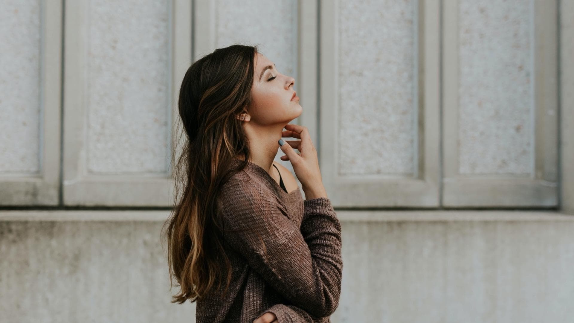 frau genießt nachdenklich