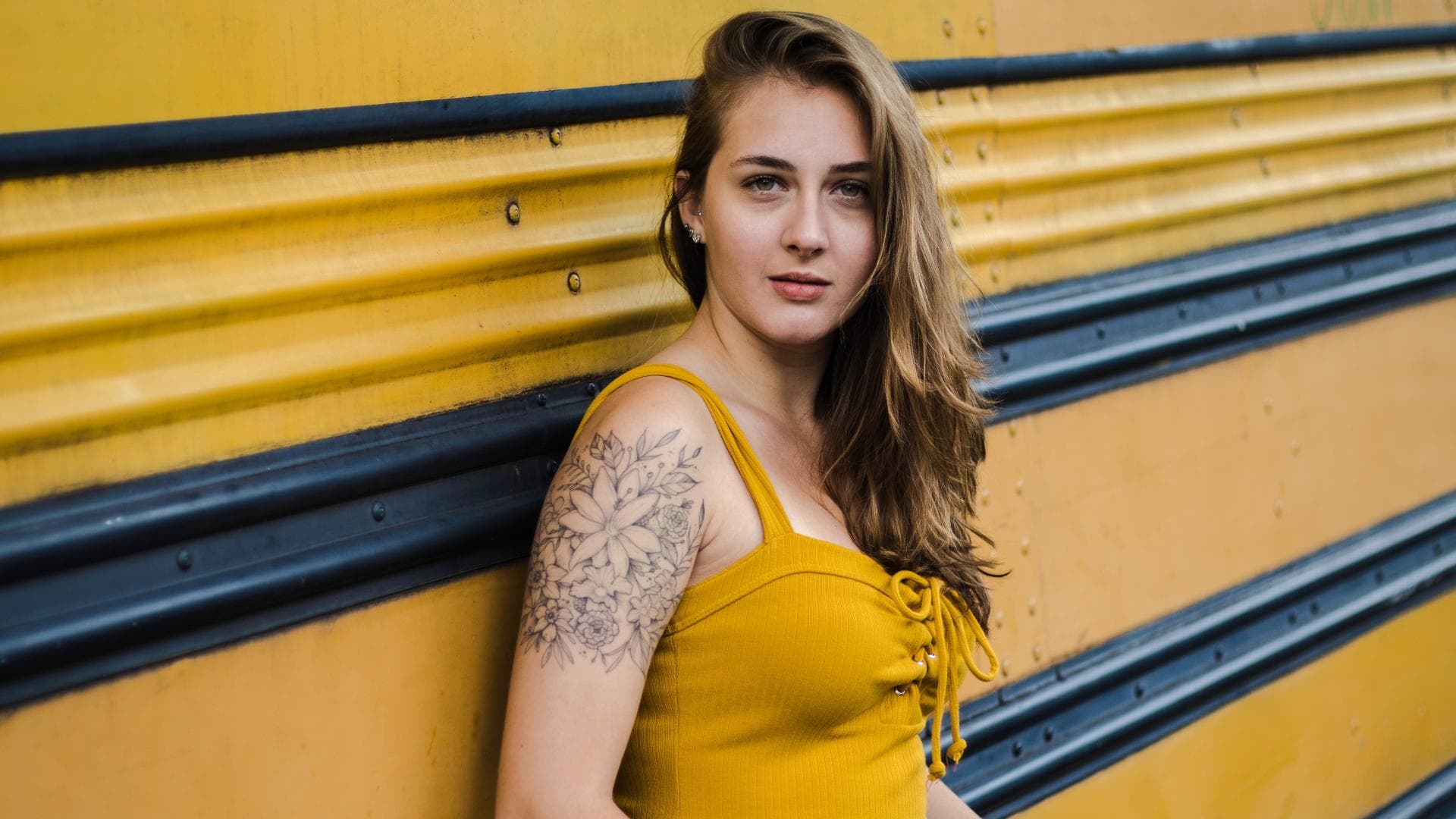 Frau mit Tattoo am Arm