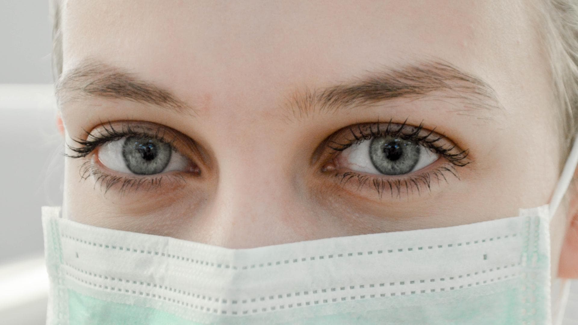 coronavirus frau mit mundschutz