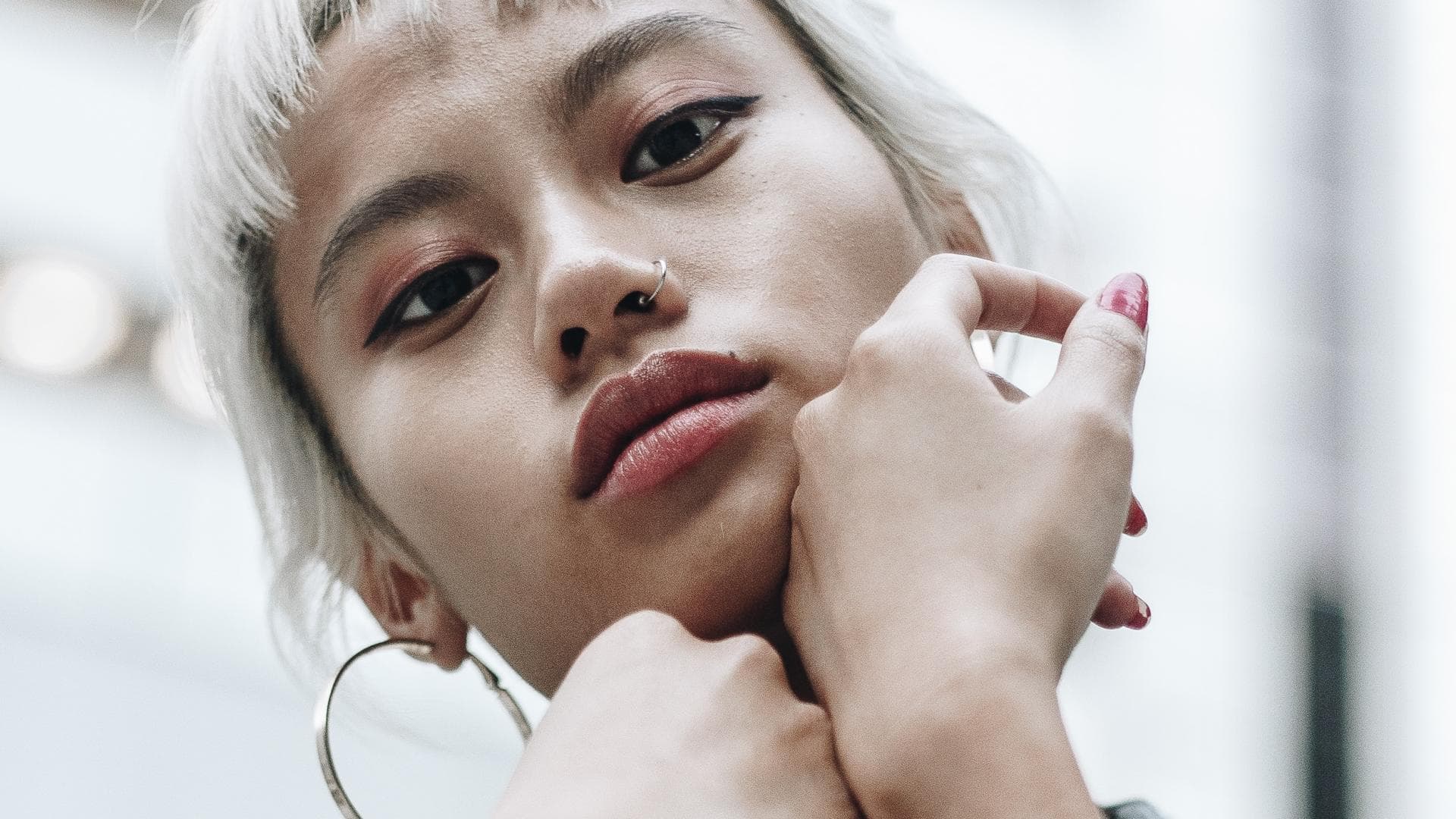 Frau guckt in die Kamera