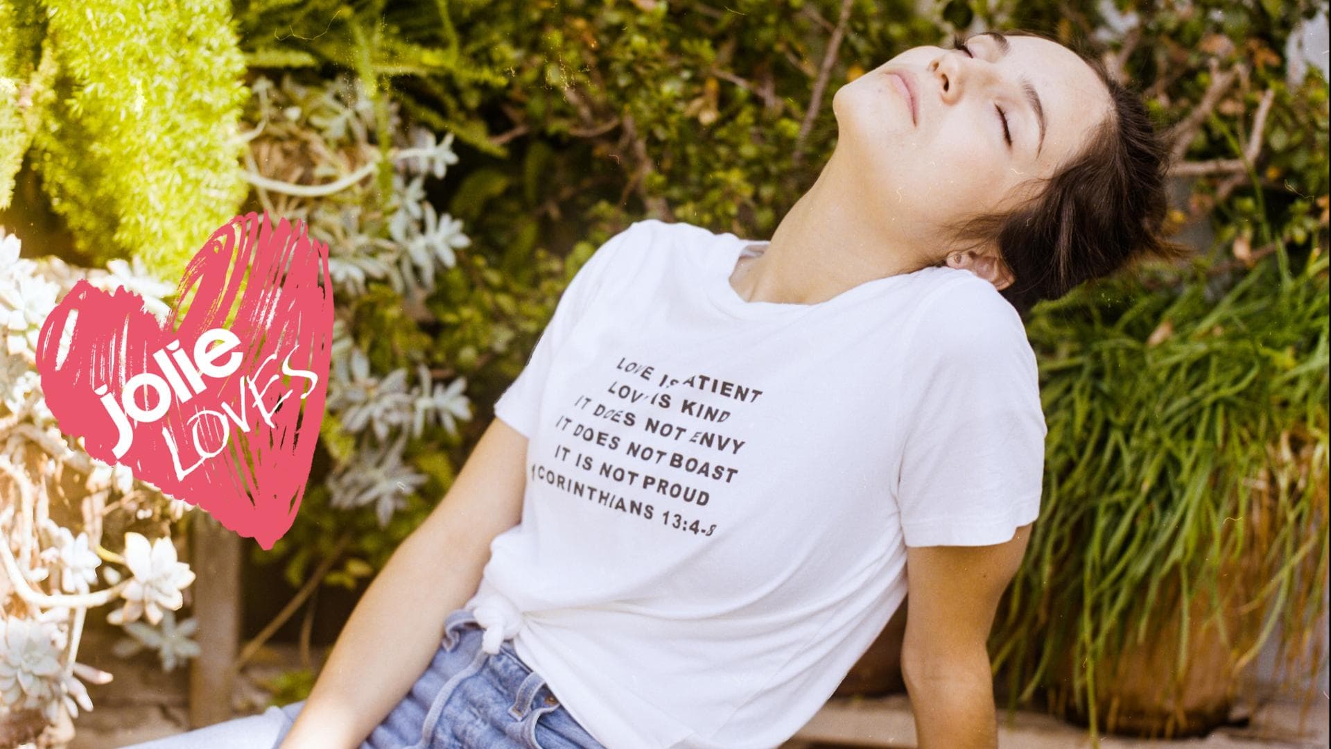 Mädchen auf Holzbank