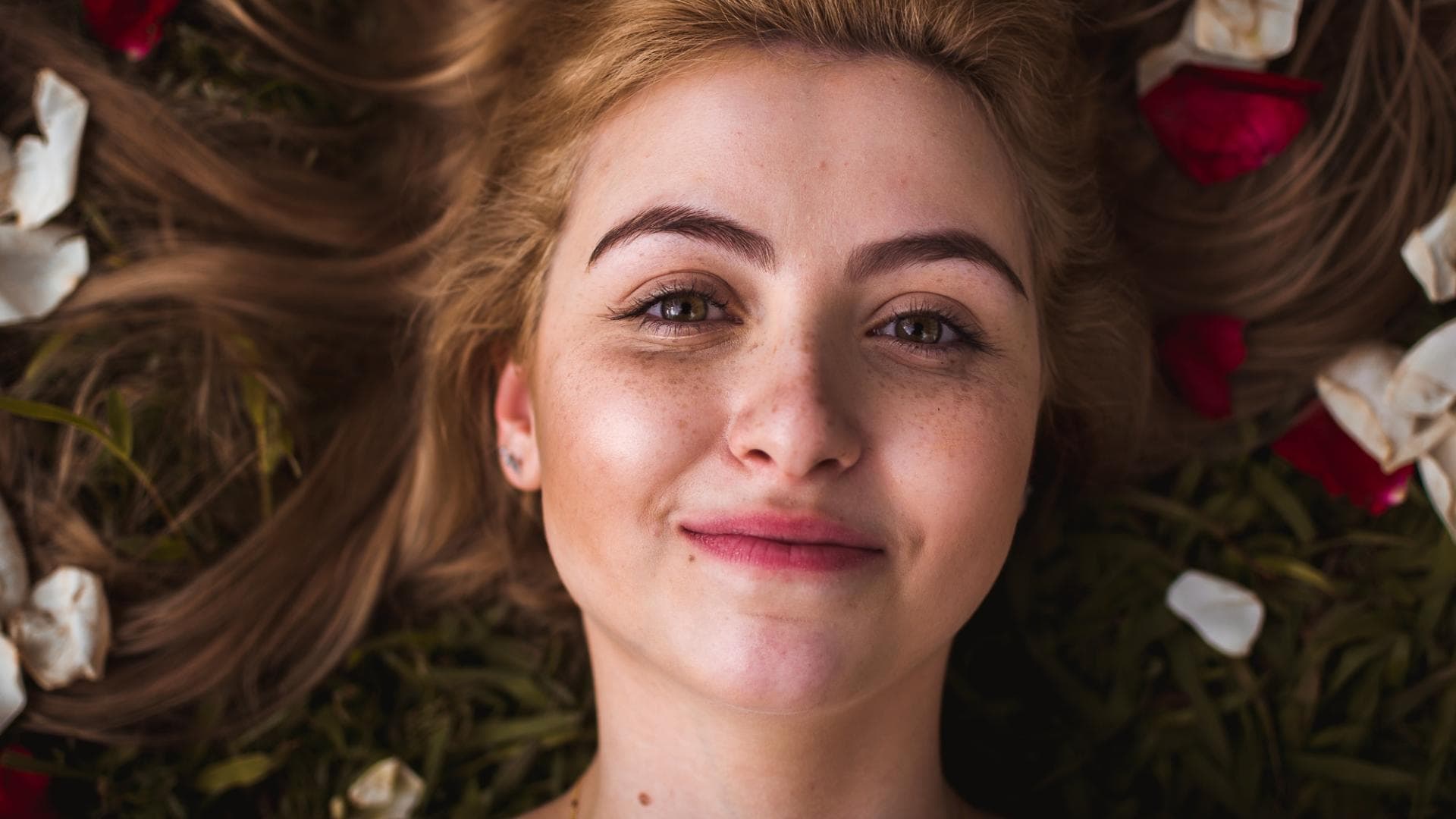 Lachende Frau mit Blüten im Haar