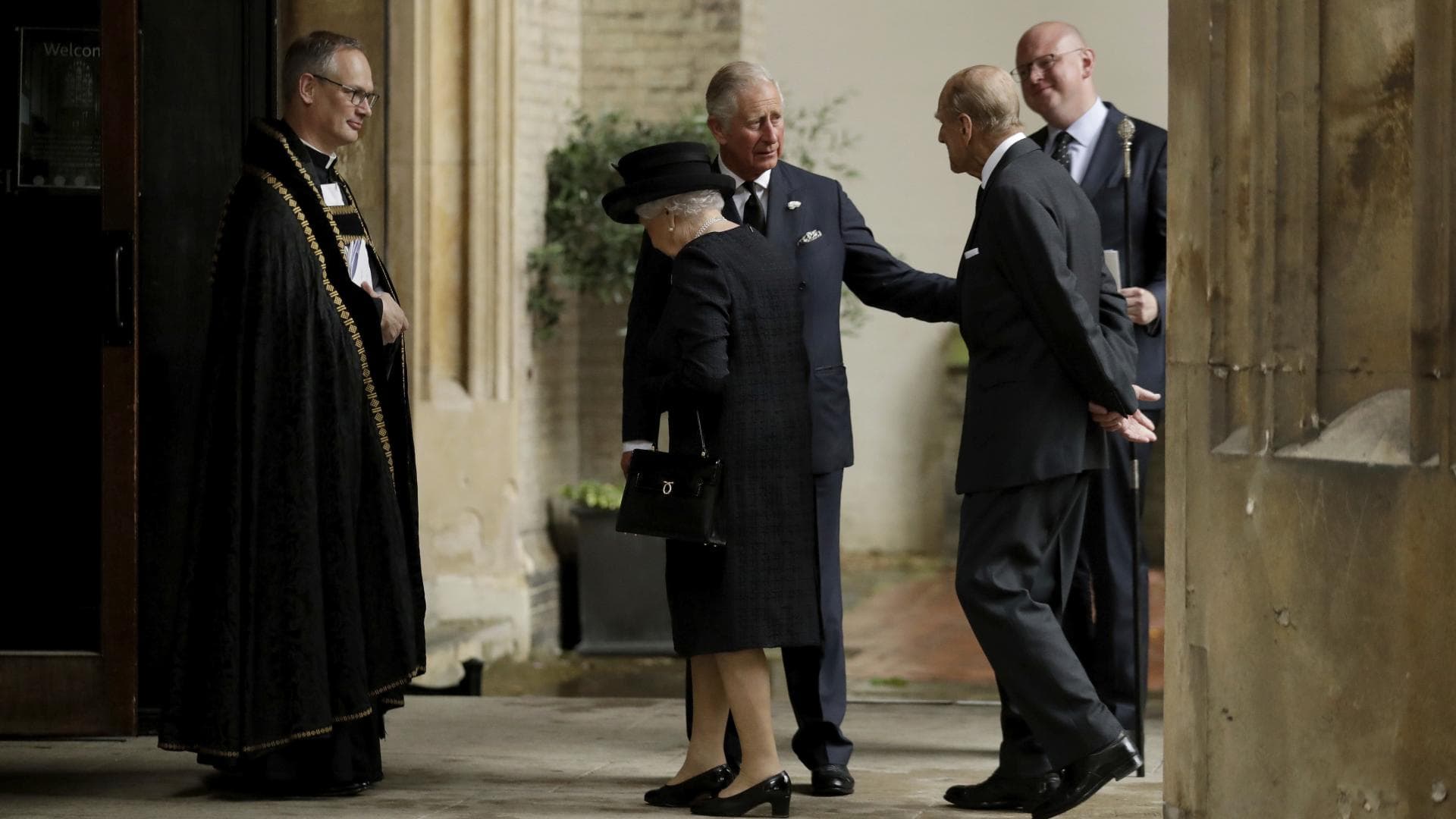 Queen und Prinz Philip laufen in die Kirche
