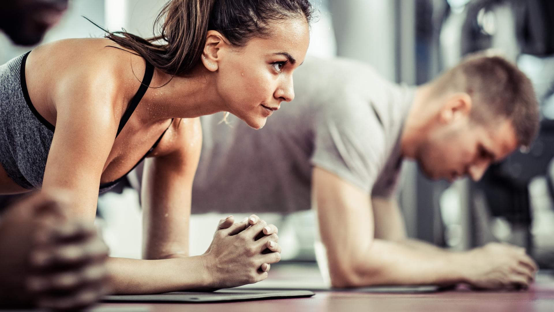 frau im fitnessstudio 