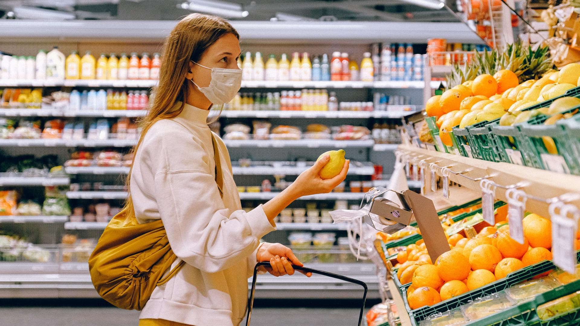 Mädchen mit Maske im Supermarkt