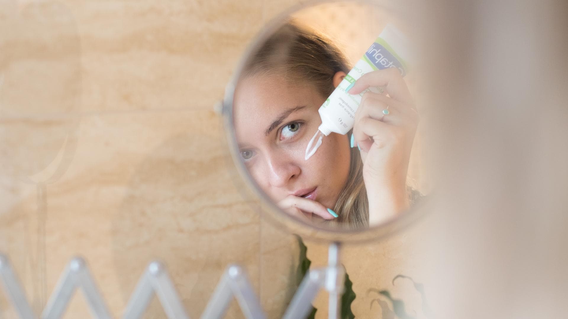 Frau vor dem Kometikspiegel