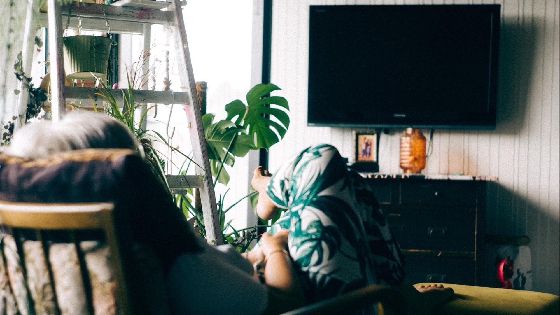 Mädchen im Wohnzimmer vor dem TV