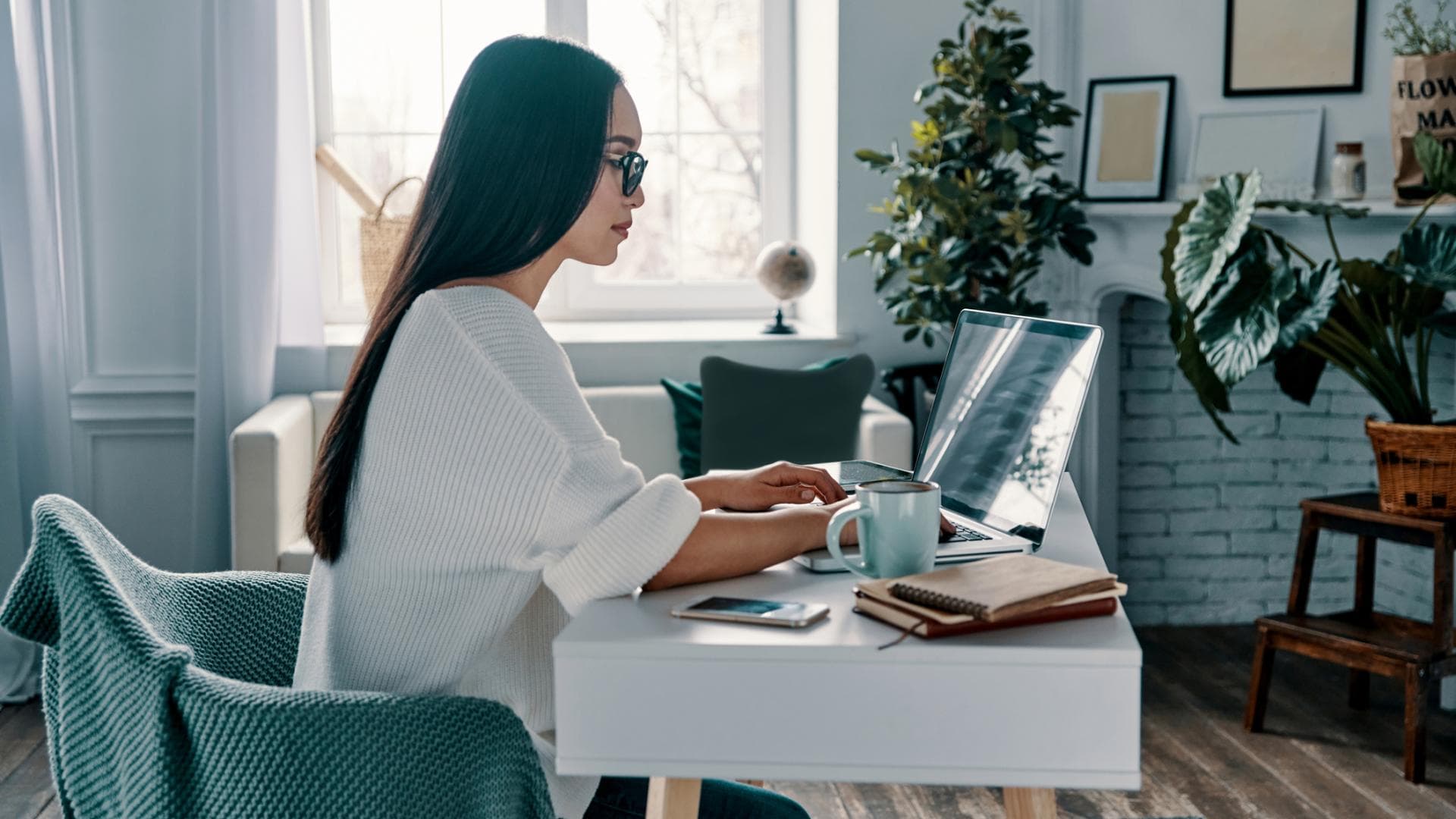 Frau sitzt im Home Office vor dem Laptop