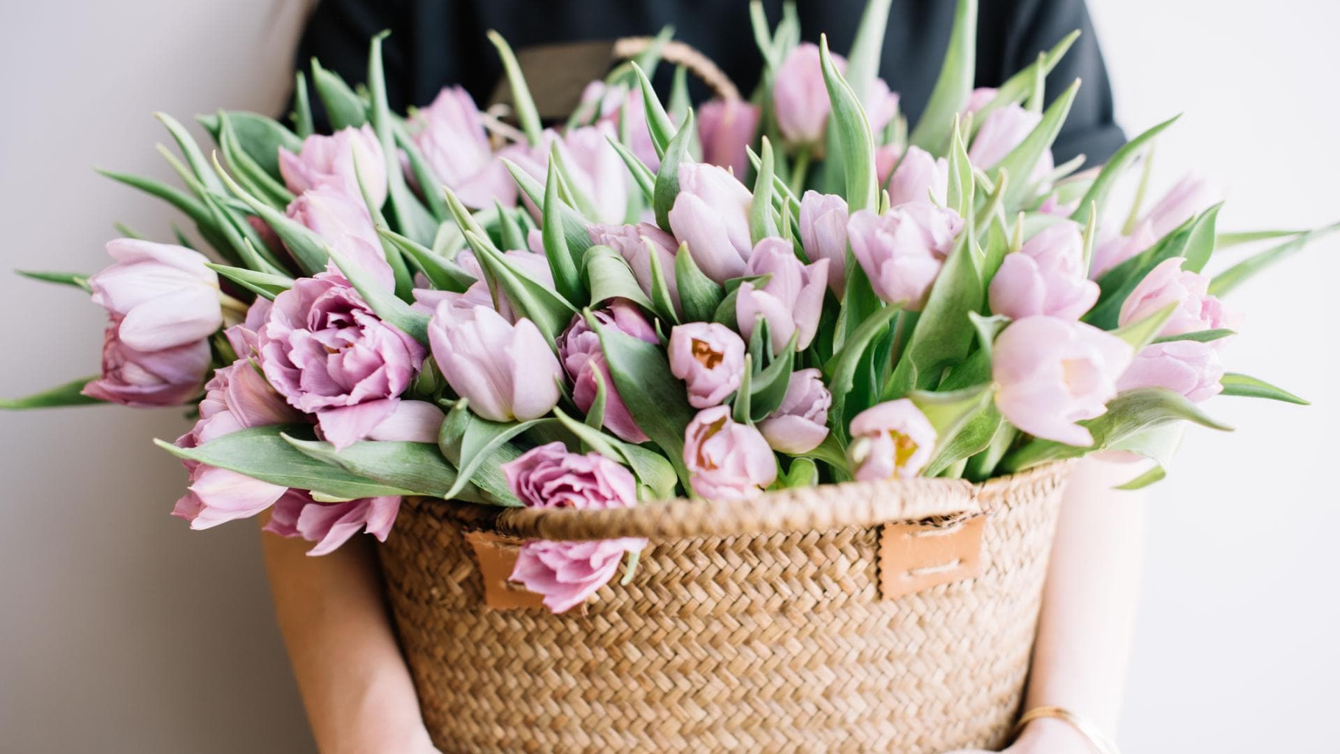 Großer Blumenstrauß mit Tulpen im Korb